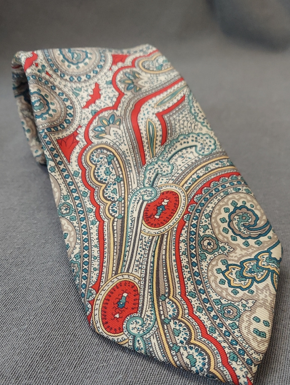 Bill Blass paisley necktie Vintage  56" USA Italy Silk